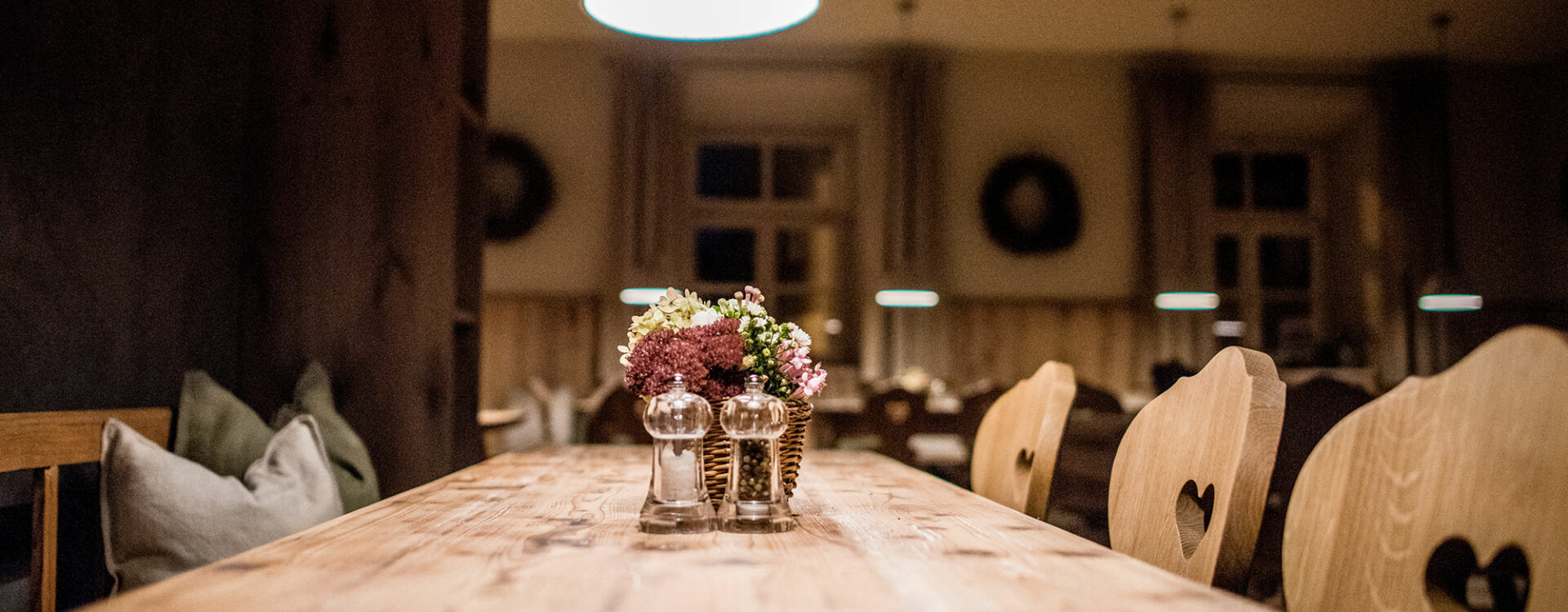 Tisch im Gastraum mit Blumendekoration